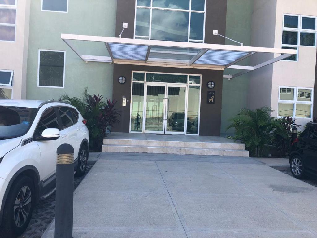 Lovely 2 Bedroom C̅ Netflix Across National Stadium קינגסטון מראה חיצוני תמונה