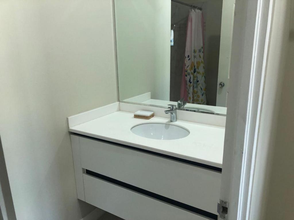 Lovely 2 Bedroom C̅ Netflix Across National Stadium קינגסטון מראה חיצוני תמונה