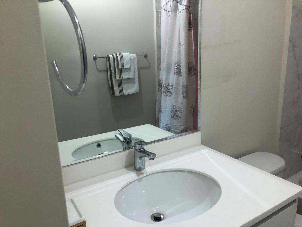 Lovely 2 Bedroom C̅ Netflix Across National Stadium קינגסטון מראה חיצוני תמונה