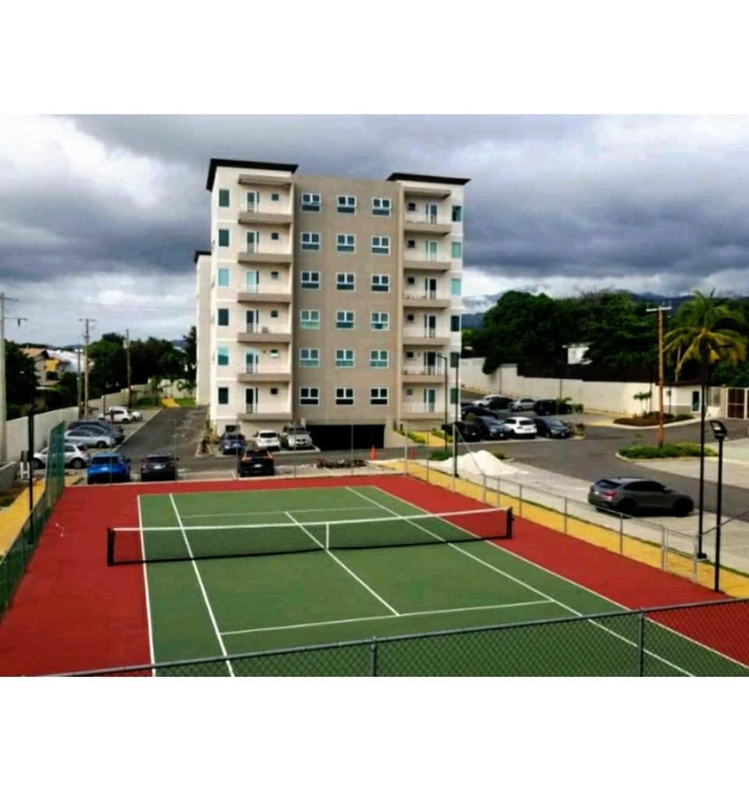 Lovely 2 Bedroom C̅ Netflix Across National Stadium קינגסטון מראה חיצוני תמונה