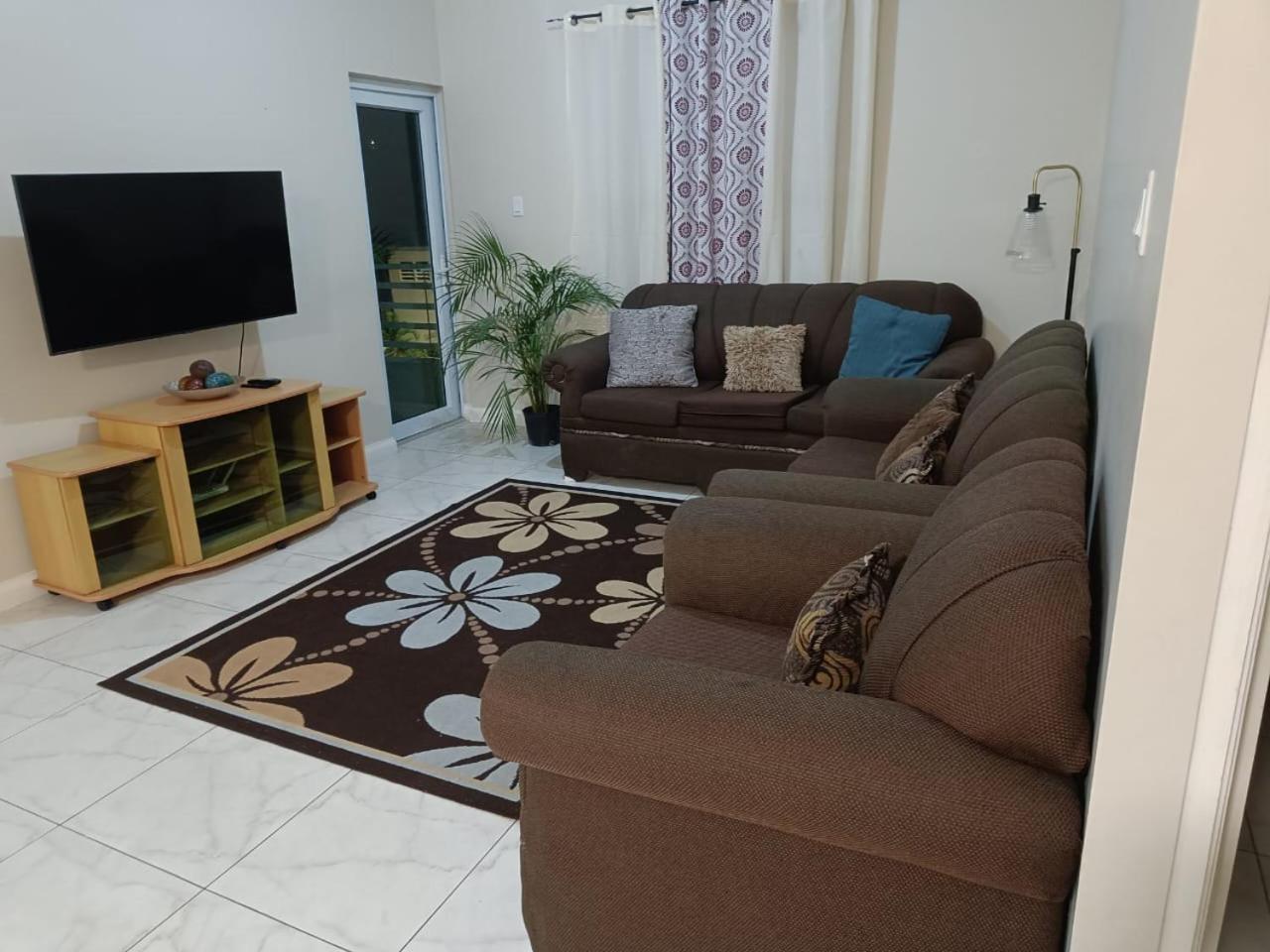Lovely 2 Bedroom C̅ Netflix Across National Stadium קינגסטון מראה חיצוני תמונה